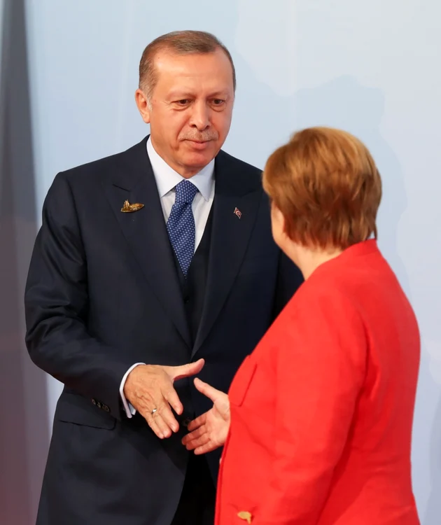 Strângere de mână cu scântei între cancelarul german Angela Merkel şi preşedintele turc Recep Tayyip Erdogan în marja ultimului summit G20 FOTO Guliver / GettyImages / 7 iul 2017
