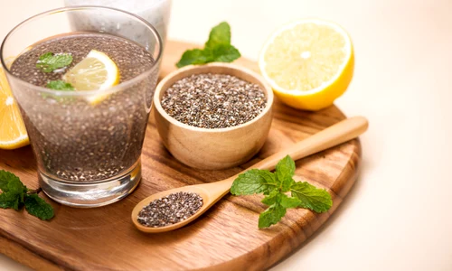Apă, semințe de chia și lămâie FOTO Shutterstock 