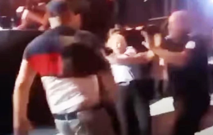 Polițista a primit un pumn în față FOTO: Captură video