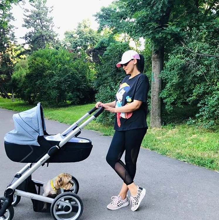 Lavinia Pârva a ieșit la plimbare cu bebelușul 