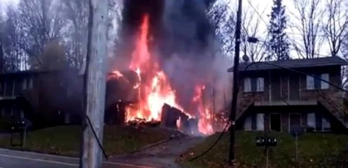 Un avion de mici dimensiuni s-a prăbuşit peste două caseFoto: captură video Youtube