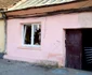 Casa şi maşina unei familii din cartierul Muncitoresc al Reşiţei sparte de un clan de romi