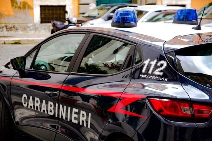 Carabinierii au reținut suspectul pe stradă, în timp ce pleca liniștit cu banii furați de la mamă