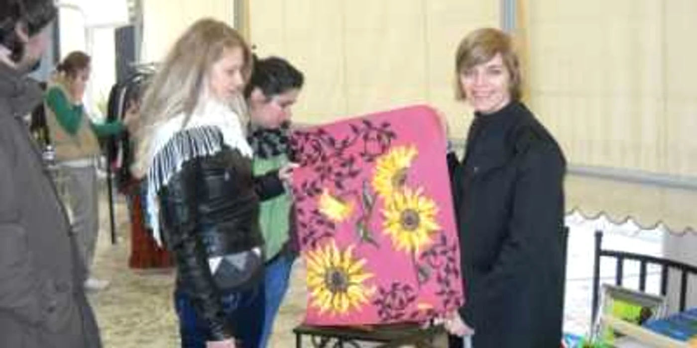 Gianina Corondan la standul de picturi