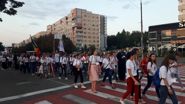 Tineri, preoţi şi oficialităţi au participat la Procesiunea tinereţii FOTO Andreea Vilcovschi