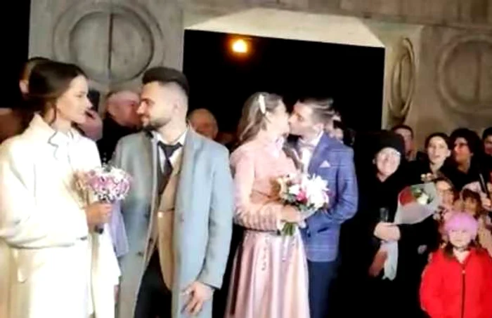 Cuplurile şi-au jurat credinţâ veşnică în faţa Porţii Sărutului