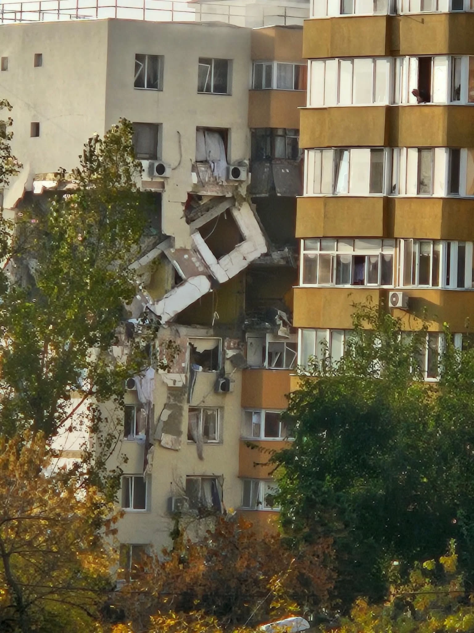 Explozie puternică într-un bloc de pe Calea Rahovei, din capitală. Două etaje au fost distruse