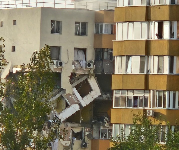 Explozie puternică într-un bloc de pe Calea Rahovei, din Capitală. Două etaje au fost distruse