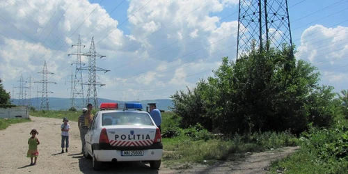 Bărbatul ameninţă că se aruncă de pe un stâlp de electricitate (foto arhivă)