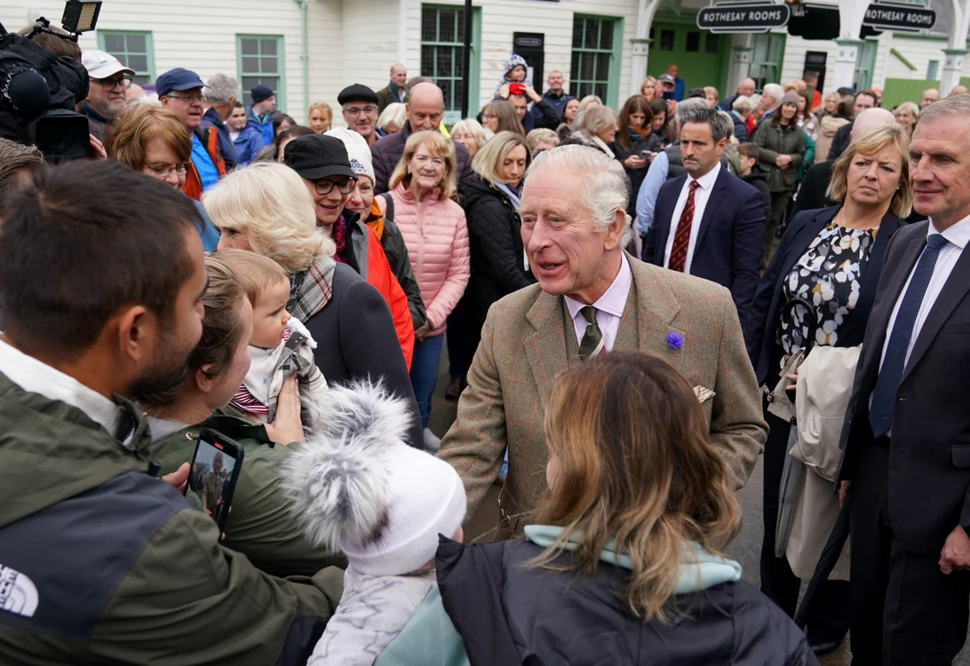 Regele Charles în Ballater, Scoția (6) jpg