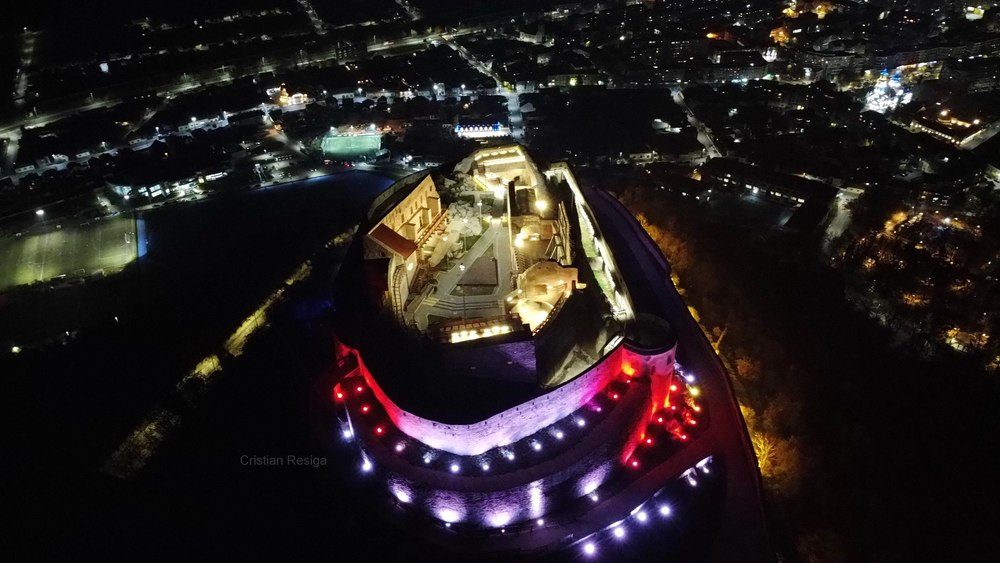 Mare cetate din vestul României, de nerecunoscut noaptea. Cum arată după ce a fost iluminată ambiental