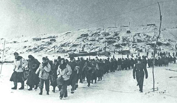 Coloană de prizonieri germani capturați de Armata Roșie la Stalingrad