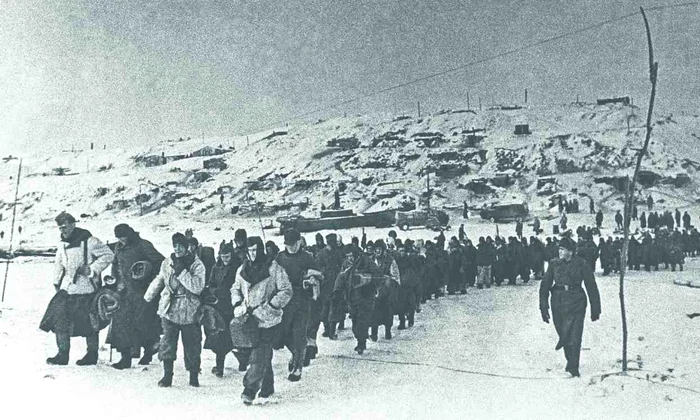 Coloană de prizonieri germani capturați de Armata Roșie la Stalingrad (foto: Profimedia)