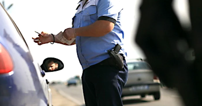 Hunedoara: EXCLUSIV Un fals „maior de poliţie” a fost condamnat la cinci ani de închisoare