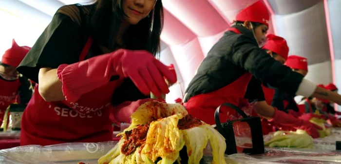 Sud-coreence gătind kimchi FOTO EPA-EFE