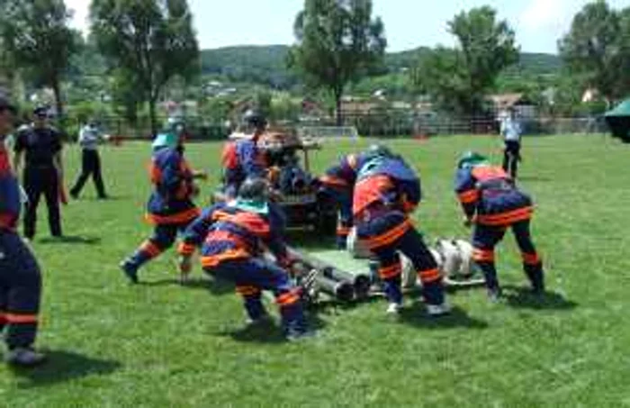 Pompierii vâlceni de la serviciile private şi cele voluntare s-au luat la întrecere