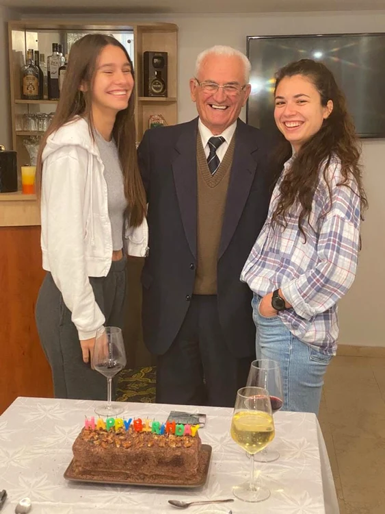 Alături de cele două nepoate FOTO: arhiva personală