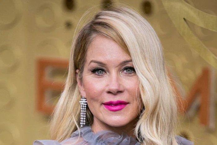  Christina Applegate a fost diagnosticată cu scleroză multiplă.