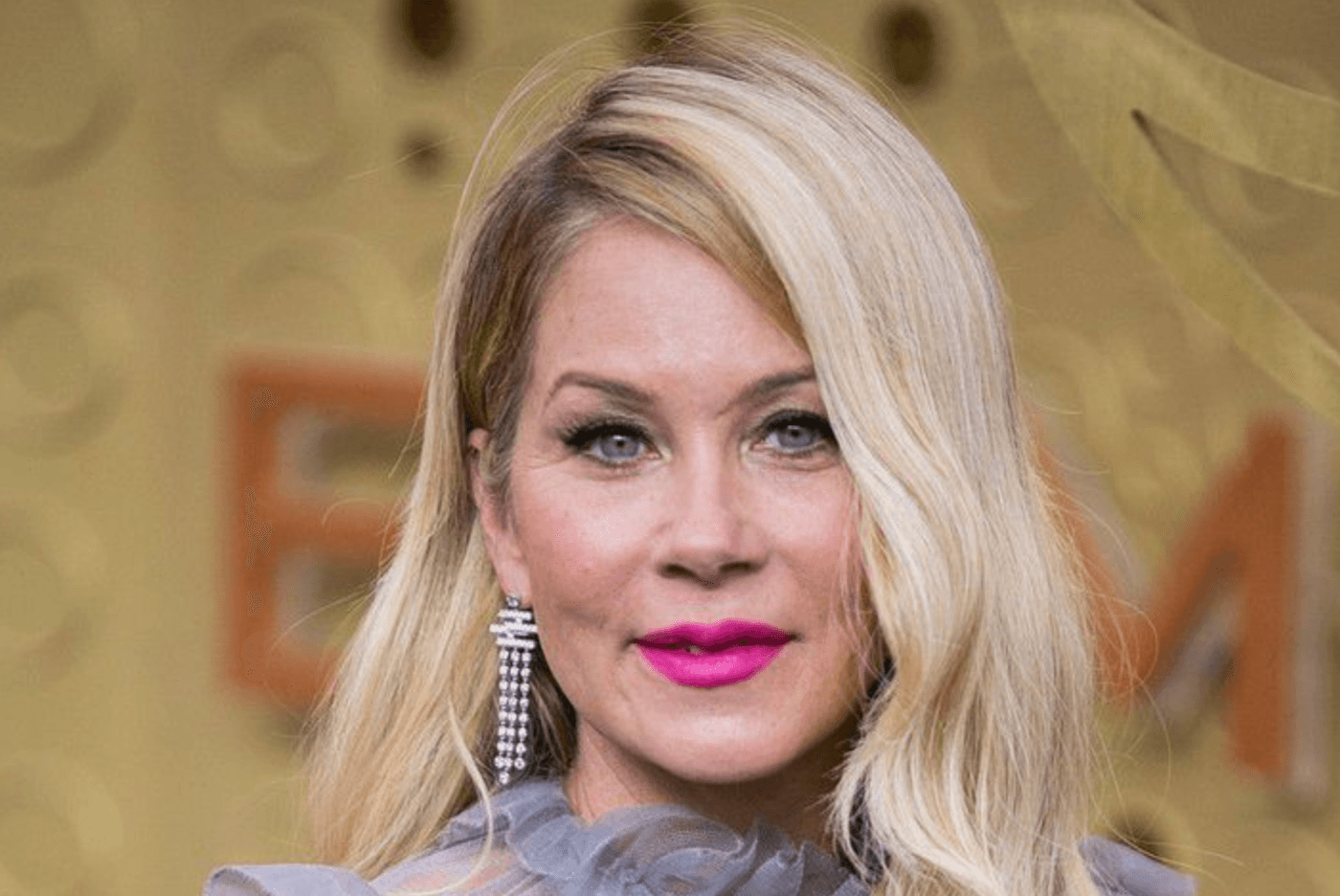 Christina Applegate s-a îngrășat 18 kg și „nu poate merge fără baston