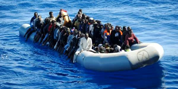 refugiati barca imigranti marea mediterana foto shutterstock