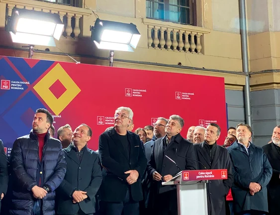 Liderii PSD au așteptat rezultatele exit-poll pe scena amenajată în curtea sediului FOTO Adevărul
