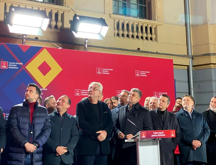Liderii PSD au așteptat rezultatele exit-poll pe scena amenajată în curtea sediului FOTO Adevărul