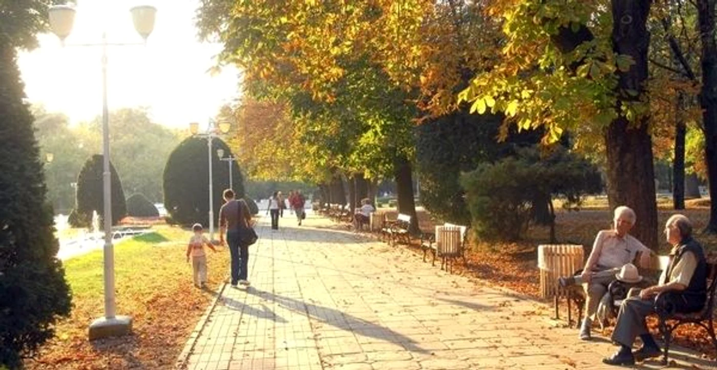 
    În zona Banatului vor fi până la 27 de grade, astfel că oamenii se vor putea plimba liniștiți prin parc (foto:jurnaluldebuzău.ro)  