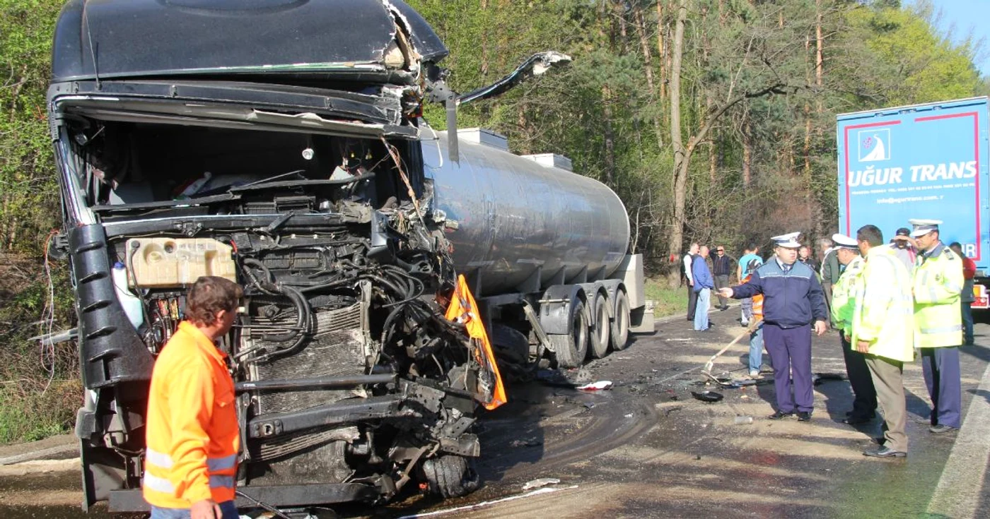 Accident pe DN70 unde două tiruri s-au ciocnit