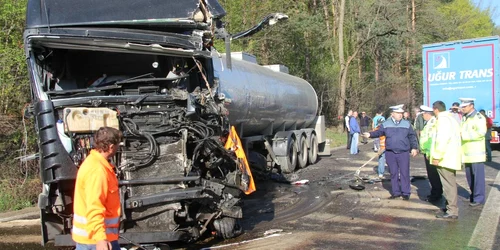 Accident pe DN70 unde două tiruri s-au ciocnit