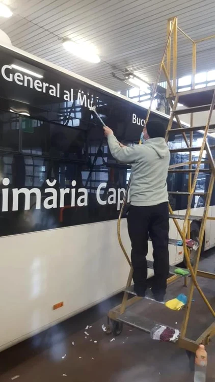 Sunt date jos de pe autobuz autocolantele pe care scrie Primăria Capitalei
