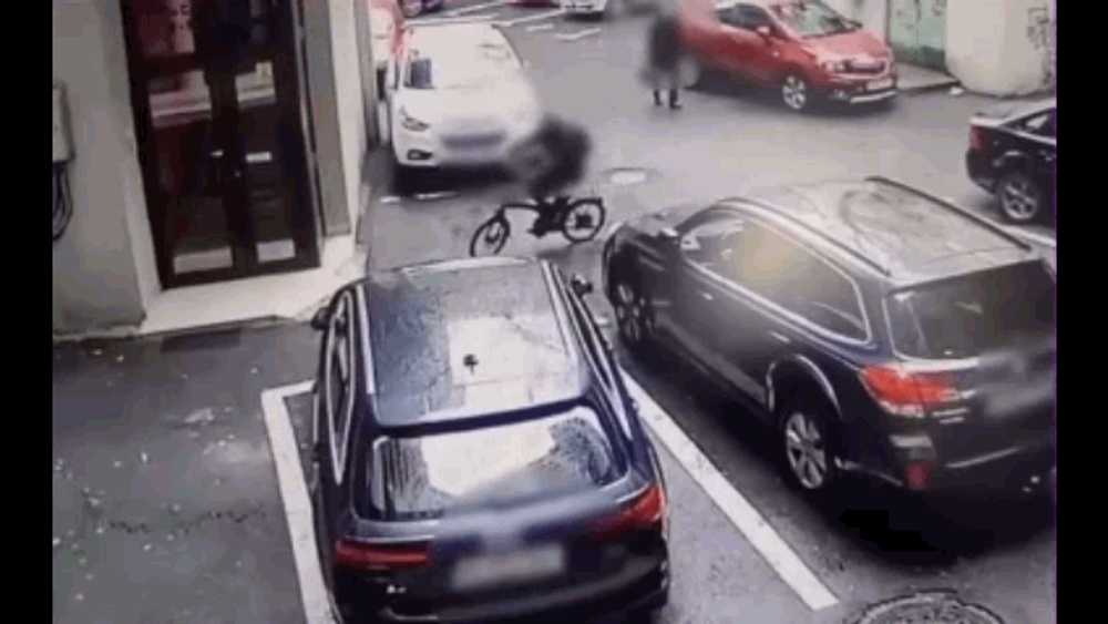 Bărbat reținut după ce a încercat să fure scuterul unui nepalez, însă nu a reușit să-l pornească