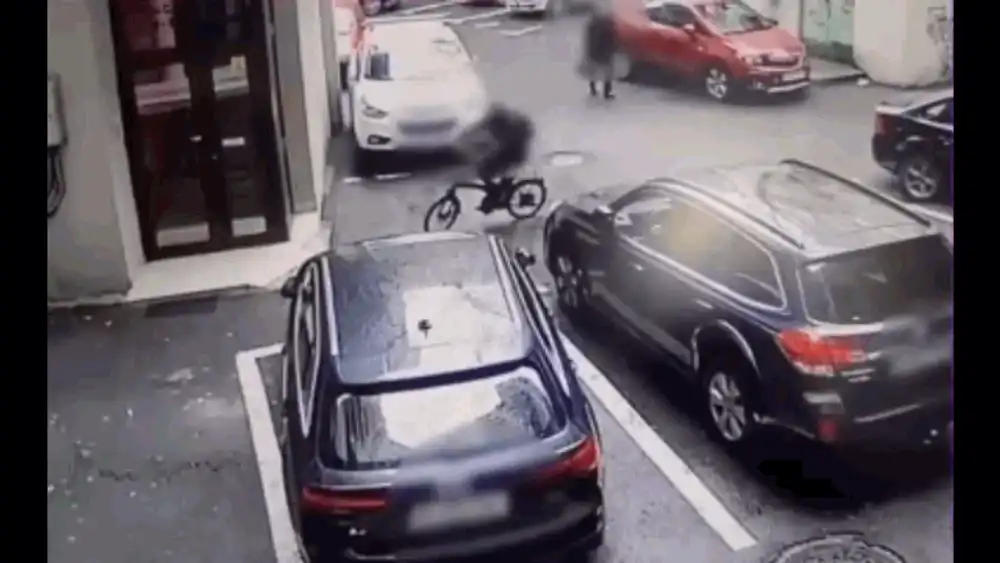 Bărbat reținut după ce a încercat să fure scuterul unui nepalez, însă nu a reușit să-l pornească