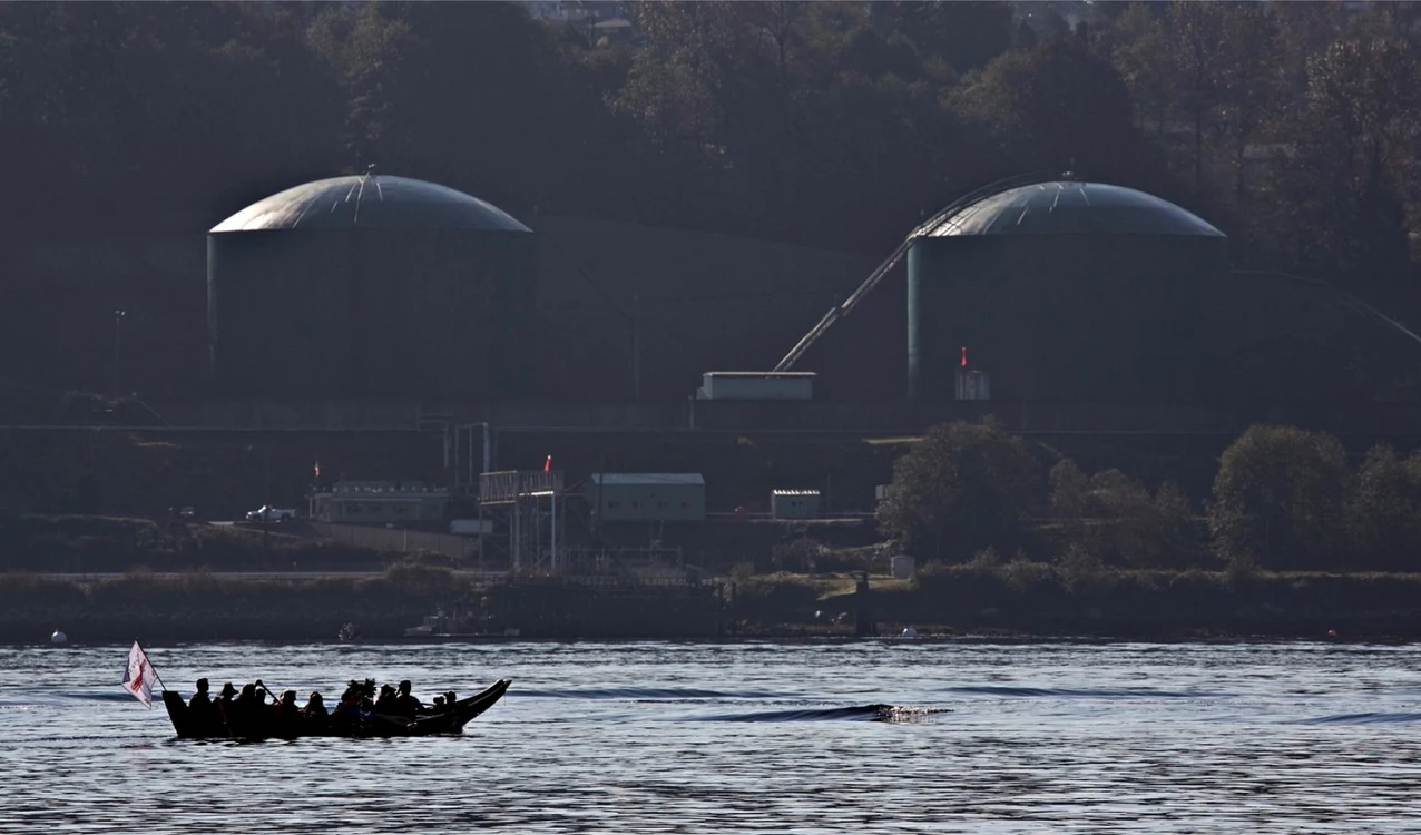 Kinder Morgan operează o reţea de conducte de peste 128.000 de kilometri lungime, prin care sunt transportate gaze naturale sau ţiţei, şi 180 de terminale