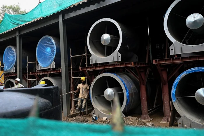 Turn cu ventilatoare construit in New Delhi India FOTO AFP/ Money Sharma