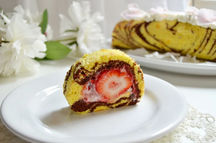 
    Ruladă marmorată cu căpşuni  