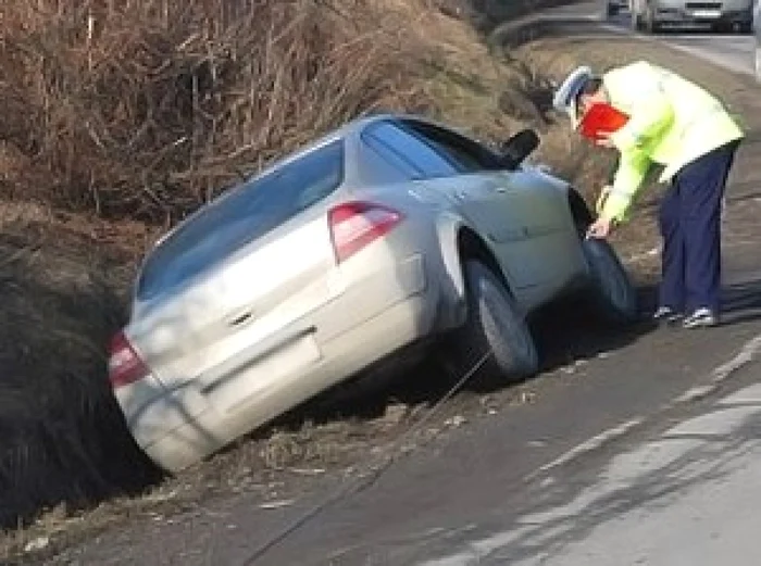 Şoferul a pierdut controlul autoturismului, care a derapat şi a ajuns într-un şanţ Foto: arhivă Adevărul