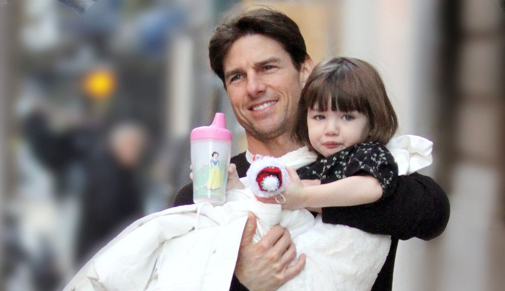 Zece ani de când Tom Cruise nu și-a mai văzut fiica: Suri este acum o tânără superbă, ce-i calcă pe urme