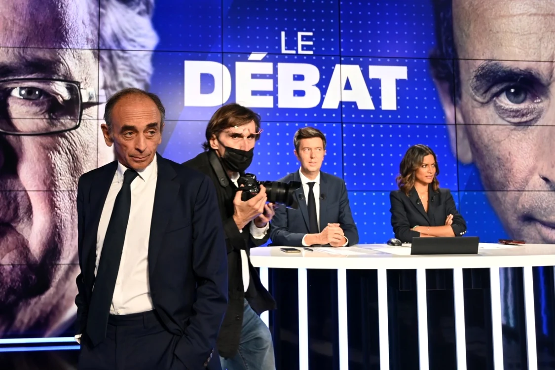 Polemistul Eric Zemmour la o dezbatere televizată cu candidatul prezidenţial al stângii Jean-Luc Melenchon 23 septembrie 2021 FOTO EPA-EFE