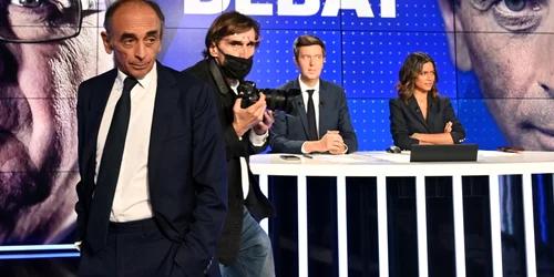 Polemistul Eric Zemmour la o dezbatere televizată cu candidatul prezidenţial al stângii Jean-Luc Melenchon FOTO EPA-EFE
