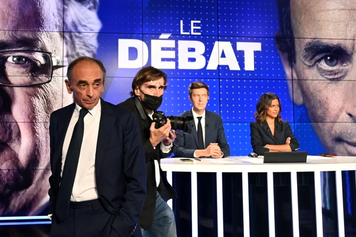 Polemistul Eric Zemmour la o dezbatere televizată cu candidatul prezidenţial al stângii Jean-Luc Melenchon 23 septembrie 2021 FOTO EPA-EFE