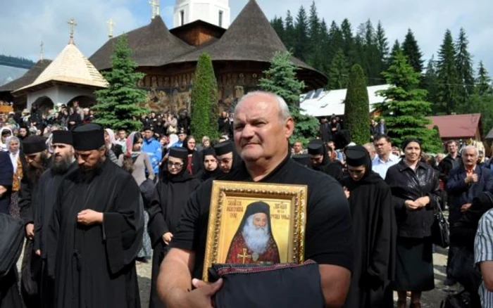 Credincioșii au venit la mormântul părintelui Iustin Pârvu