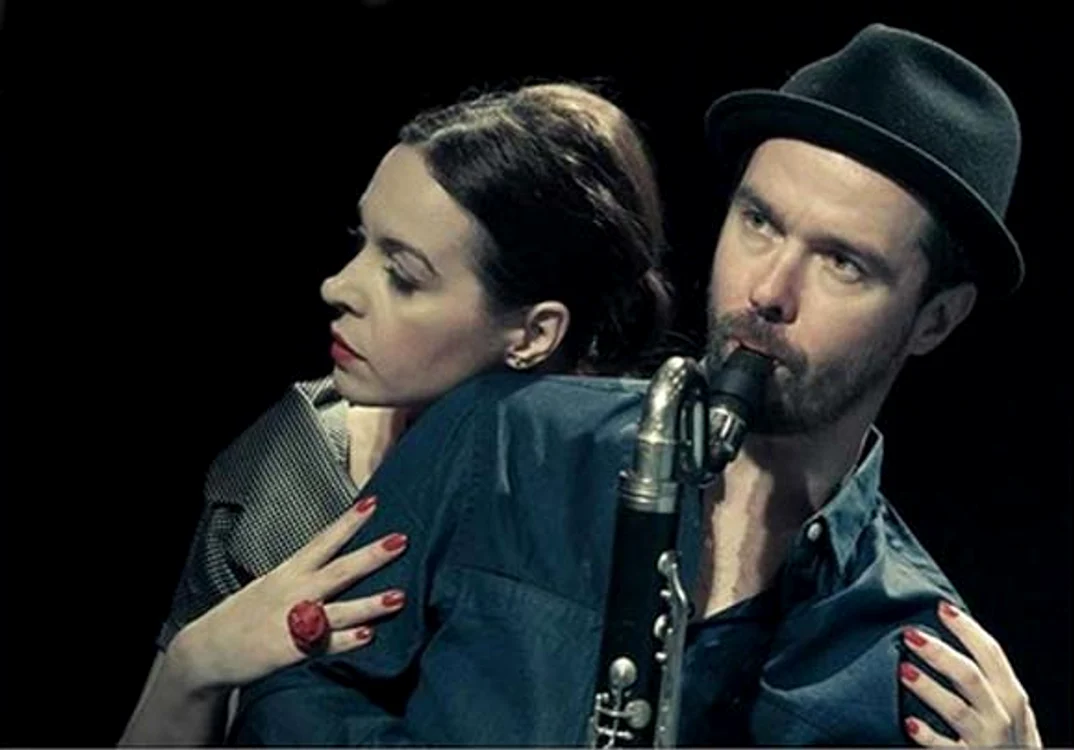 
    Actrița Delia Nartea și saxofonistul Cătălin Milea fac duet în spectacolul de poezie „Două cuvinte...”foto: arhiva personală  