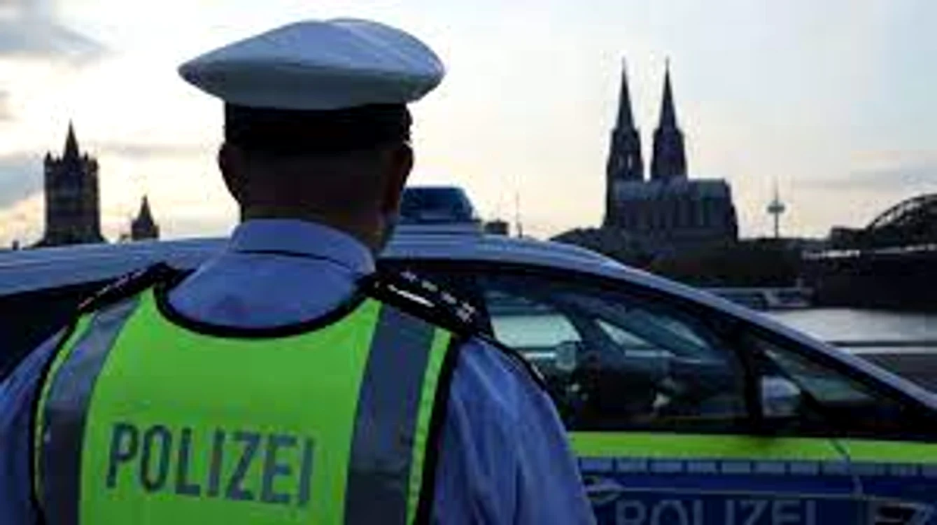 
    În timpul atacului, un ofițer de poliție a fost rănit  