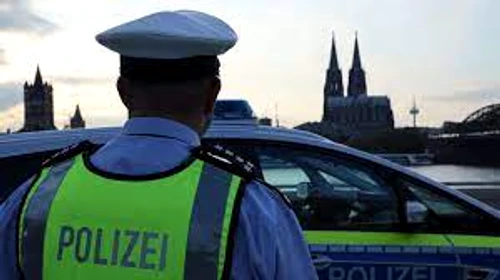 În timpul atacului, un ofițer de poliție a fost rănit
