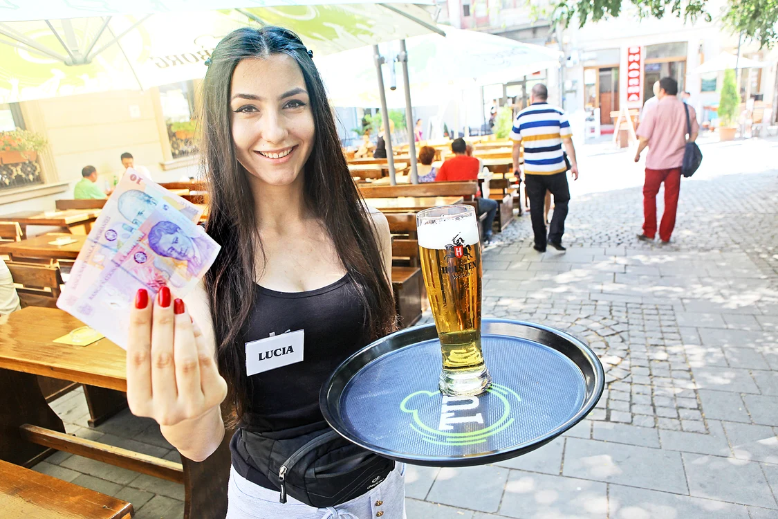 
    Lucia Costachi a câştigat, ieri, 15 lei de la clienţi. Acum o lună ar fi trebuit să dea 2,4 lei la statFoto: Sever Gheorghe  