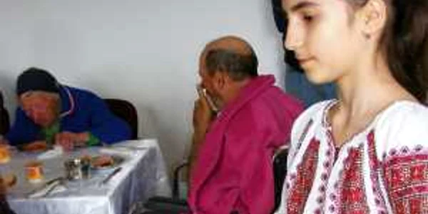 Teodora Bîrsan le va cânta bătrânilor de la Căminul Smeeni