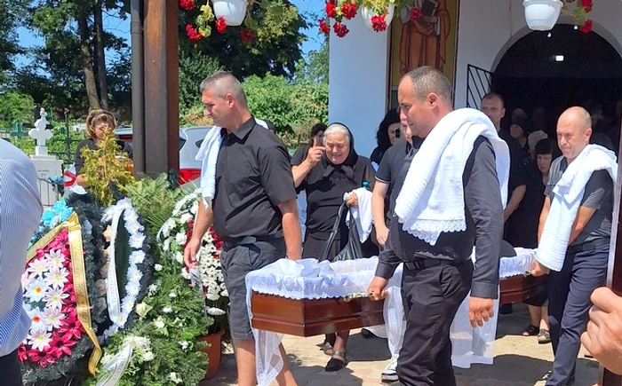 Coșciugul, scos din biserică  FOTO Facebook Gelu Crăcană