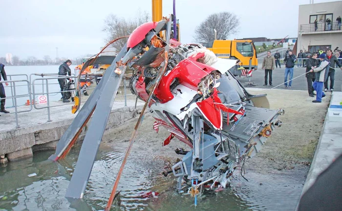 Elicopterul a fost distrus la impactul cu apa lacului