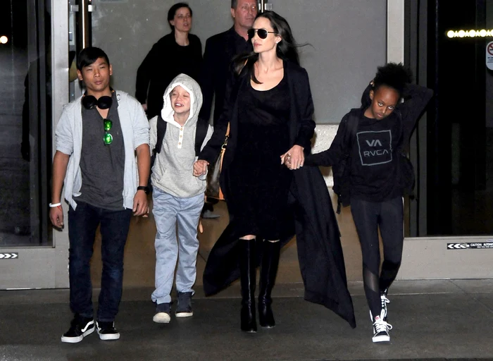 angelina jolie si copiii hepta 2312862 jpg jpeg