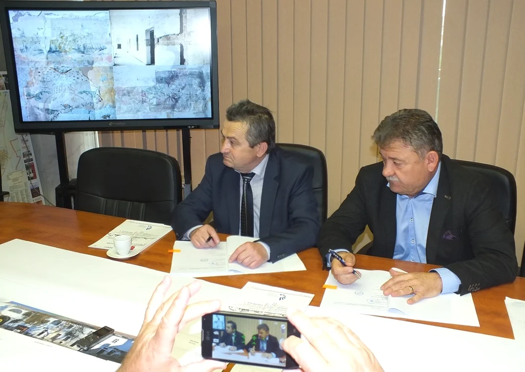 Contractul a fost semnat de primarul Mircea Hava şi directorul ADR Centru, Simion Creţu